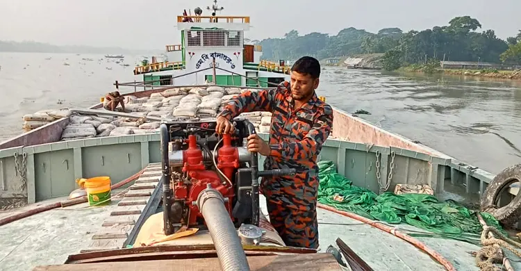 খুঁটিতে ধাক্কায় ডুবছিল লাইটার জাহাজ, ৯৯৯-এ কলে ৬ নাবিক উদ্ধার