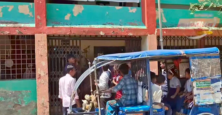 লক্ষ্মীপুরে বিদ্যালয়ে ঢুকে যুবকের হামলা, আহত ১৫