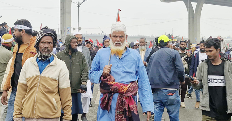 প্রিয় নেতাকে একনজর দেখতে পায়ে হেঁটে এসেছেন বয়োবৃদ্ধরাও