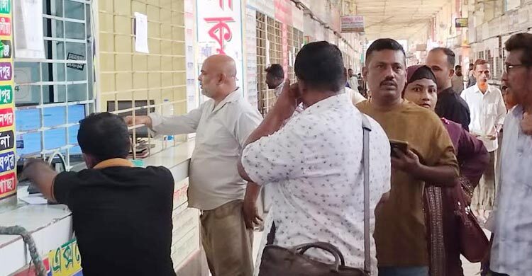 এখনো বাড়ি যাচ্ছেন অনেকে, ঢাকায় ফিরছেনও কেউ কেউ