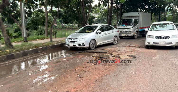 বড় বড় গর্তে গতি হারাচ্ছে হাতিরঝিল সড়ক