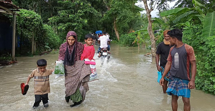 মেঘনার পানি বাড়ায় দুর্ভোগে লক্ষাধিক মানুষ