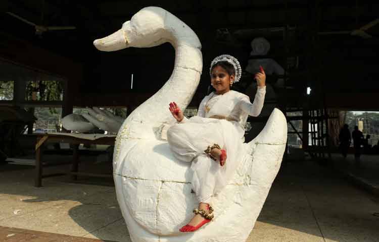 ঢাকা বিশ্ববিদ্যালয়ের জগন্নাথ হল চত্বরে চলছে সরস্বতী পূজার প্রস্তুতি