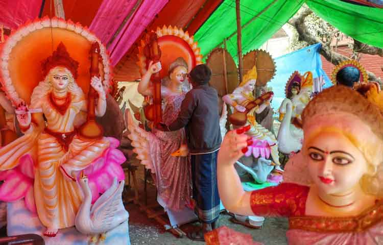 ঢাকা বিশ্ববিদ্যালয়ের জগন্নাথ হল চত্বরে চলছে সরস্বতী পূজার প্রস্তুতি