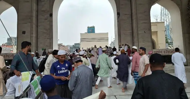 বায়তুল মোকাররমে মুসল্লির ঢল