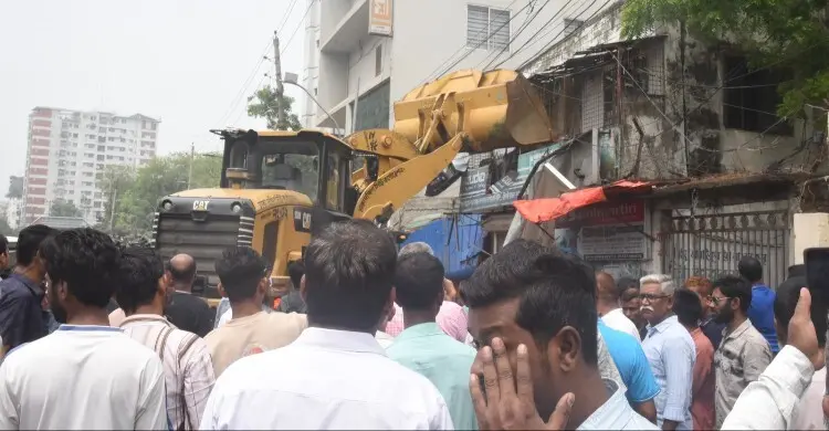 সায়েদাবাদে ২৪০ অবৈধ বাস কাউন্টার উচ্ছেদ করছে ডিএসসিসি