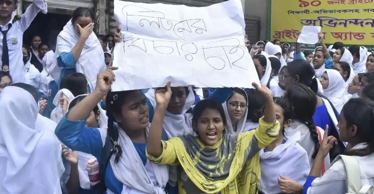 চেয়ারম্যান ‘গালি দেওয়ায়’ ছাত্রীর গলায় ফাঁস, বিচার দাবিতে বিক্ষোভ