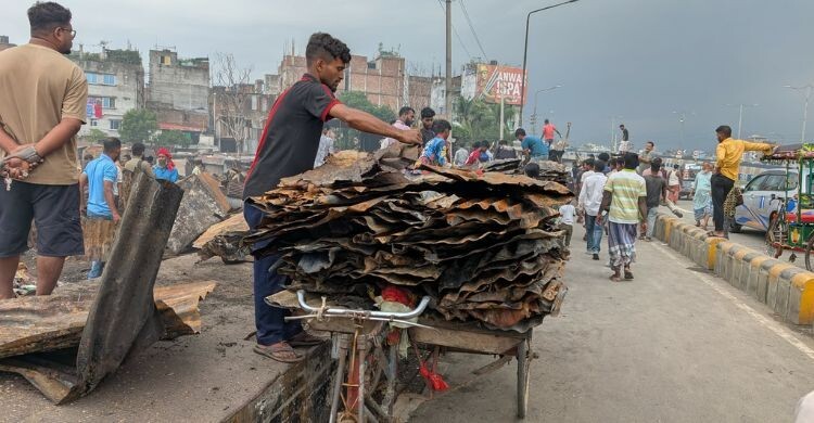 কালশী বস্তিতে আগুন: পুড়ে যাওয়া মালামাল সরানোর কাজ শুরু