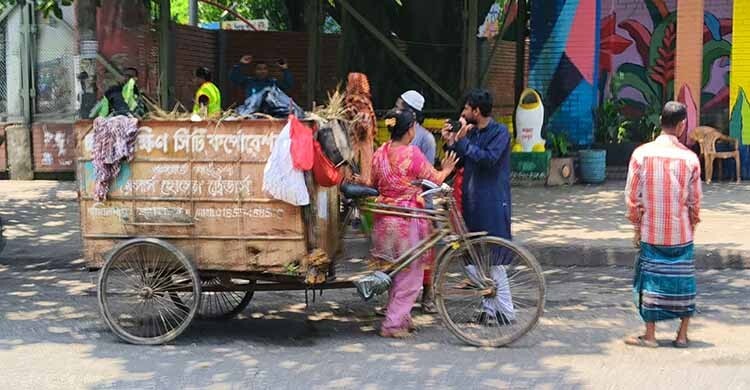 ঢাকায় পশু কোরবানির পর চলছে বর্জ্য অপসারণ