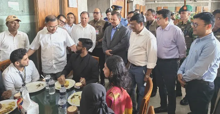 প্রধানমন্ত্রীর আয়োজনে মধ্যাহ্নভোজে অংশ নেন সংসদ দেখতে আসা শিক্ষার্থীরা
