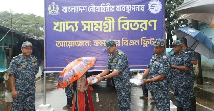 বন্যাকবলিতদের মাঝে ২ হাজার প্যাকেট রান্না করা খাবার দিলো নৌবাহিনী