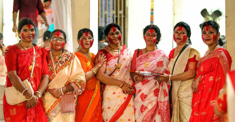 দেবী দুর্গার বিদায়ের আগে সিঁদুর খেলায় মাতলেন নারী ভক্তরা