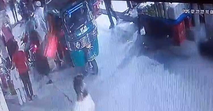 মোহাম্মদপুরে বোরকা পরে এসে সমন্বয়ককে কুপিয়ে জখম