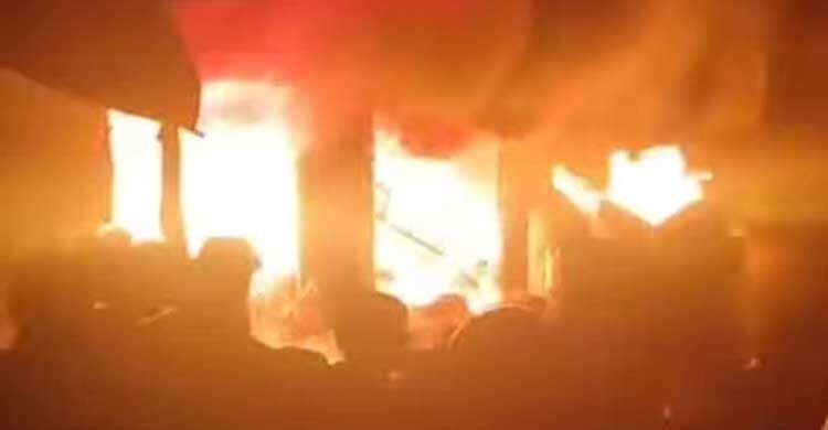 ফটিকছড়ির তেমুহনি বাজারে আগুন