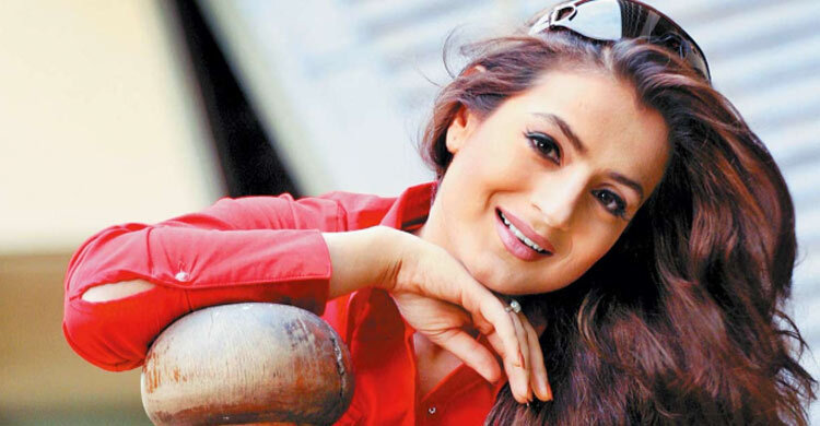 কার সঙ্গে রাত কাটানোর ইচ্ছা আমিশা প্যাটেলের