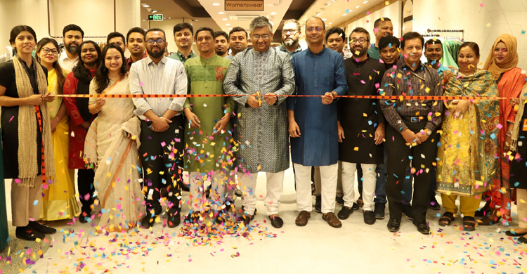 টাঙ্গাইলে আড়ং-এর আউটলেট উদ্বোধন