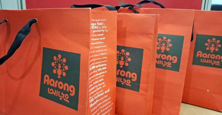 আড়ংয়ে ব্যাগের দাম নেওয়া বন্ধ করতে আইনি নোটিশ