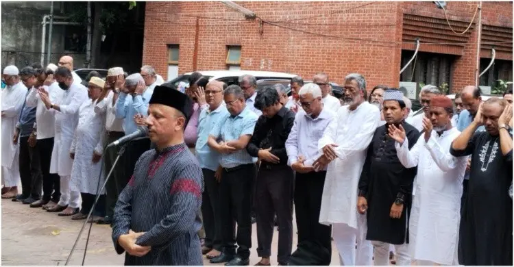 ছোট ভাই পড়ালেন জানাজা, শহীদ মিনারে নেওয়া হচ্ছে আতাউর রহমানের মরদেহ