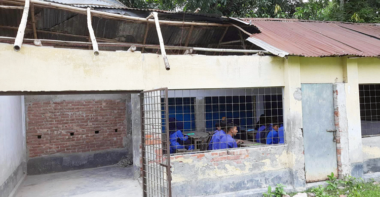 ঝড়ে টিন উড়ে যাওয়া ভবনে চলছে ক্লাস