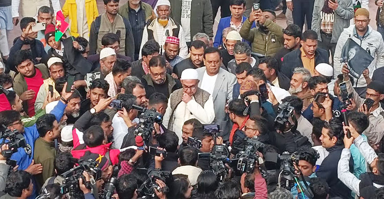 অত্যাচার সহ্য করে গণতন্ত্রের জন্য লড়েছেন খালেদা জিয়া