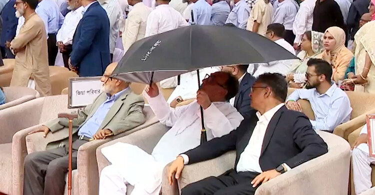 একই ছাতার নিচে বসে কি বলছেন মির্জা আব্বাস ও স্বরাষ্ট্রমন্ত্রী?