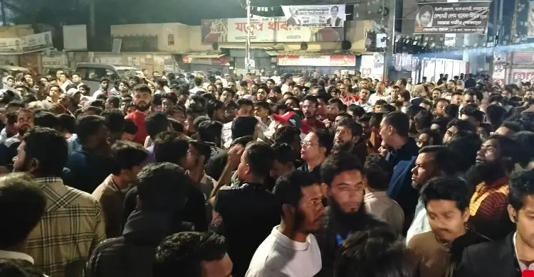 রিটার্নিং কর্মকর্তার কার্যালয়ের সামনে মির্জা আব্বাসের নেতাকর্মীদের ভিড়