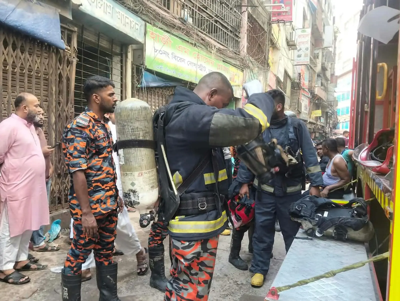 আগুন নেভানোর চেষ্টা করছে ফায়ার সার্ভিসের সদস্যরা