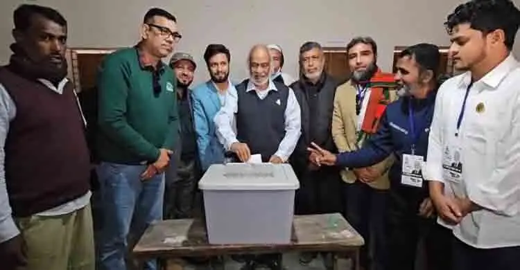 নরসিংদীতে ভোট দিলেন বিএনপির মঈন খান-খায়রুল কবির খোকন