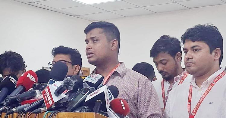 মেরুদণ্ডহীন ইসির সুষ্ঠু নির্বাচন করার যোগ্যতা নেই: হাসনাত