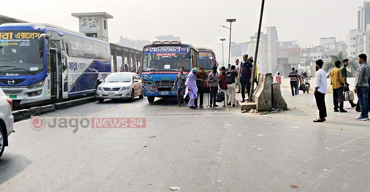 বিপজ্জনক বাসস্টপে পরিণত আব্দুল্লাহপুর ফ্লাইওভার