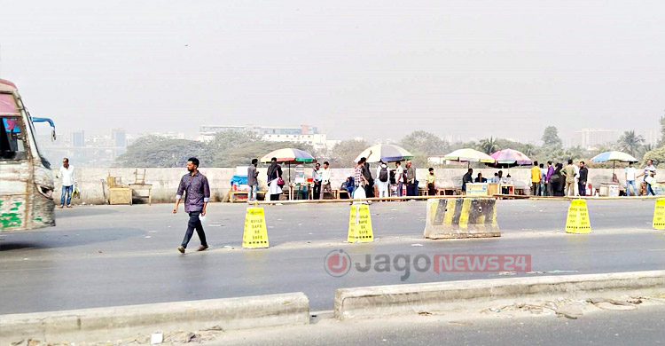 বিপজ্জনক বাসস্টপে পরিণত আব্দুল্লাহপুর ফ্লাইওভার