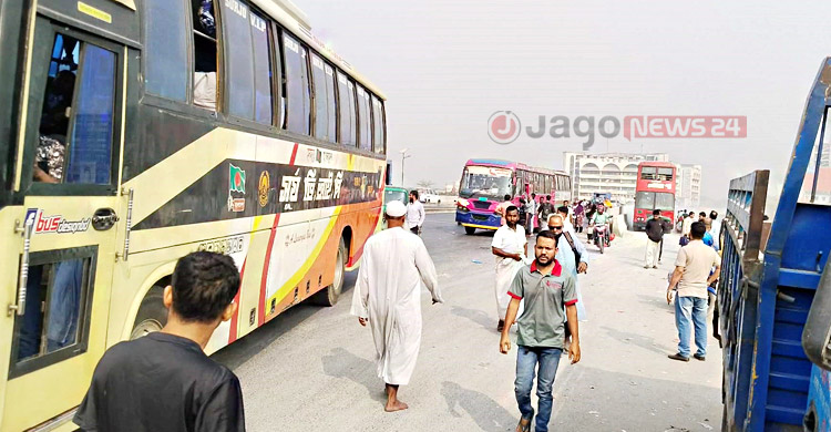বিপজ্জনক বাসস্টপে পরিণত আব্দুল্লাহপুর ফ্লাইওভার