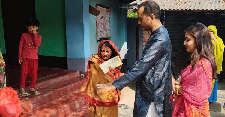 প্রতিবন্ধী ছাকিনা বেগমের বাড়িতে গিয়ে ঈদ উপহার দিলেন ইউএনও