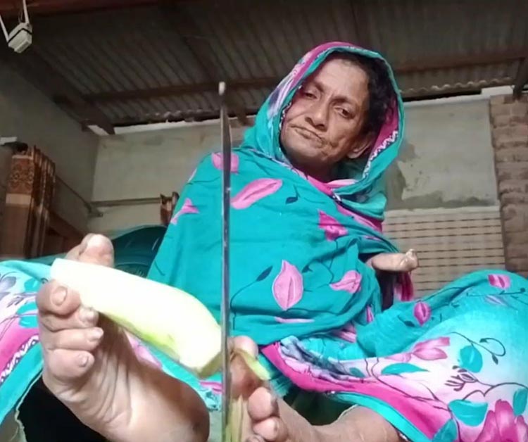 প্রতিবন্ধী ছাকিনা বেগমের বাড়িতে গিয়ে ঈদ উপহার দিলেন ইউএনও