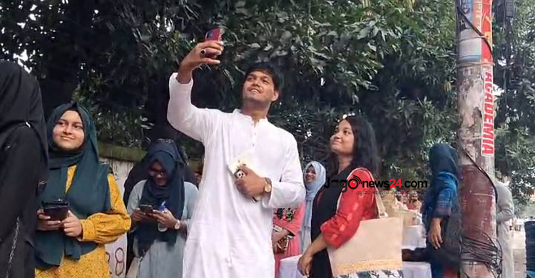 ভোটকেন্দ্রে ভিপি প্রার্থী আবিদুল ইসলাম খান