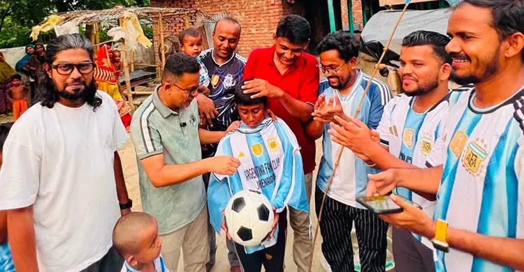 উপহারের জার্সি পরেই রাতে ঘুমিয়েছিল মেসিভক্ত সেই আবির