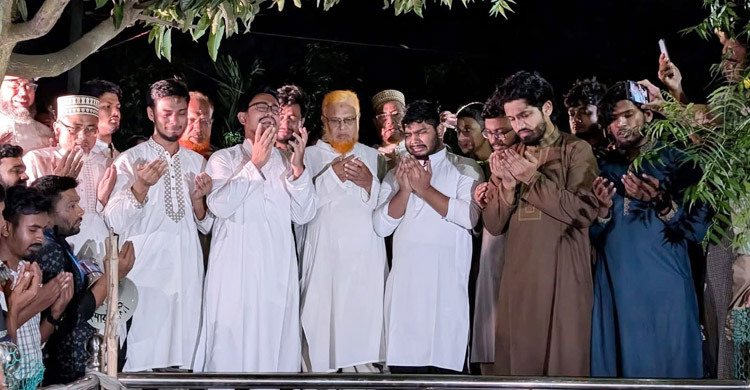 শহীদ আবরার ফাহাদের কবর জিয়ারত করলেন ডাকসু নেতারা