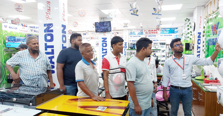 চুয়াডাঙ্গায় লাইনে দাঁড়িয়ে এসি কিনছে মানুষ