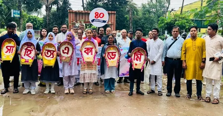 সাহিত্যচর্চায় চার দশকের বাতিঘর