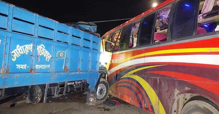 গাইবান্ধায় বাস-ট্রাক সংঘর্ষে নিহত ৩, আহত ৩০