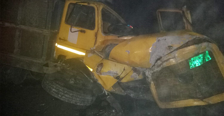 গেটম্যান না থাকায় রেললাইনে ট্রাক, ট্রেনের ধাক্কায় হেল্পার নিহত