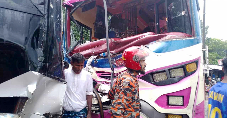 বরিশালে দুই বাসের সংঘর্ষে বৃদ্ধা নিহত, আহত ২৫