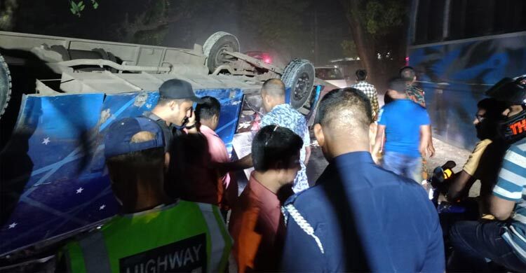 ঈশ্বরদীতে মাঝরাতে মহাসড়কে বাস উল্টে ১৬ যাত্রী আহত
