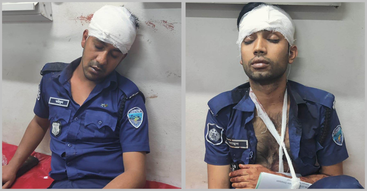 অভিযানে পুলিশের তিন সদস্যকে কুপিয়ে জখম
