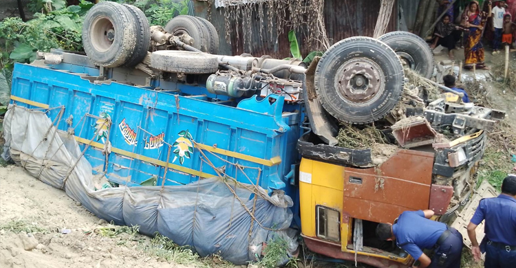 ট্রাক উল্টে যাওয়ার ১২ ঘণ্টা পর নিচ থেকে হেলপারের মরদেহ উদ্ধার