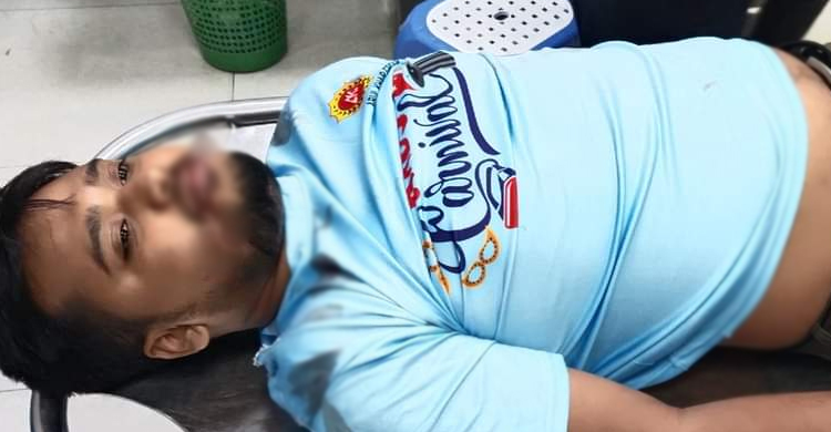 মোটরসাইকেলে গাড়ির ধাক্কা, হেলমেট ভেঙে ঢুকলো চালকের গলায়