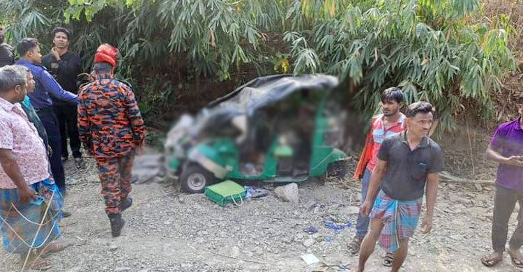 3 killed as lorry hits auto-rickshaw in Rangamati