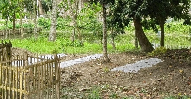 পাশাপাশি শায়িত হলেন দুই বোন-ভাবি, আরেক বোনকে শ্বশুরবাড়িতে দাফন