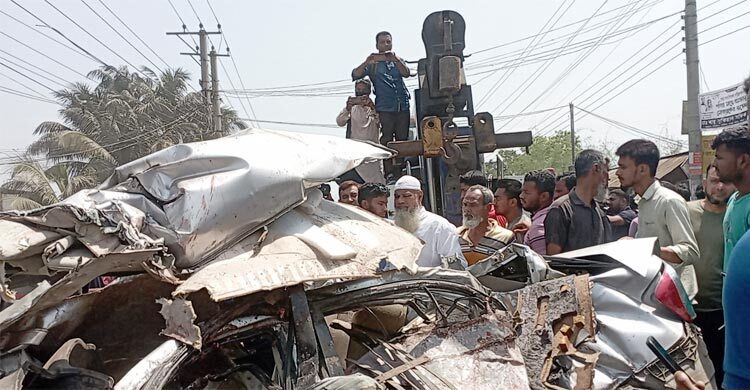 3 killed as private car, bus collide in Bogura