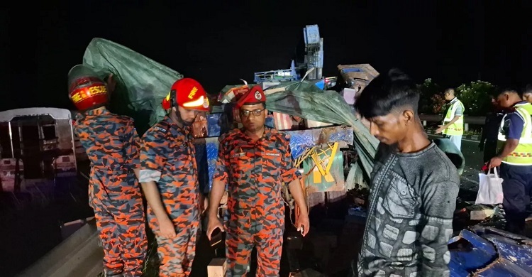 ঢাকা-মাওয়া এক্সপ্রেসওয়েতে ট্রাকের পেছনে বাসের ধাক্কা, নিহত ৪